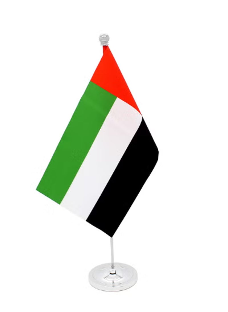 سوق الهدايا التذكارية علم مكتبي أنيق لدولة الإمارات العربية المتحدة، مصنوع من قماش ساتان فاخر بألوان زاهية ولمسة نهائية ناعمة ولامعة، مثبت على حامل معدني متين. مثالي لمكاتب العمل، والاجتماعات، والفعاليات، وديكورات اليوم الوطني - صغير الحجم، أنيق، ومتين. - Image 1