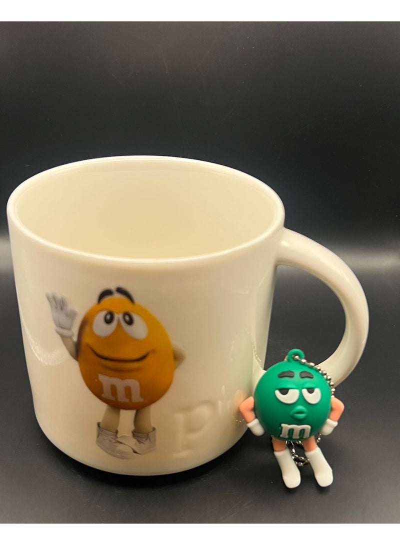 إم آند إمز الكوب هذا لطيف جدًا ويحمل رسمة كرتونية مرحة تضيف جو من البهجة 🌸 - Image 1