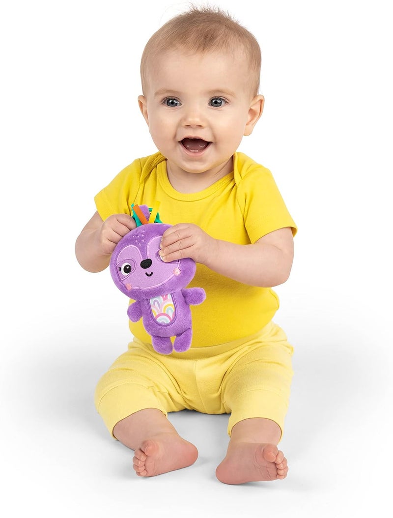 برايت ستارتس لعبة Jingle Joy On-The-Go: تتميز بألوان زاهية وأصوات ممتعة، ويمكن استخدامها أثناء السفر أو في عربات الأطفال أو أغراض الحمل. مناسبة للأطفال حديثي الولادة حتى سن الثالثة. مقاسات اللعبة: 3.75 × 1.5 × 9.0 بوصة. يمكن تثبيتها بسهولة على عربات الأطفال أو أغراض الحمل لتشجيع الطفل على التفاعل واكتساب مهارات جديدة. تحتوي اللعبة أيضًا على أجزاء يمكن سحبها أو تحريكها، مما يشجع الطفل على التفاعل واكتساب مهارات جديدة. - Image 4