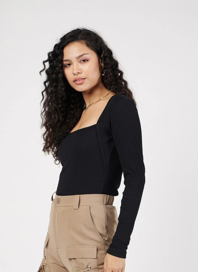 ساسافراس بلوزة نسائية ضيقة بياقة مربعة ومضلعة باللون الأسود