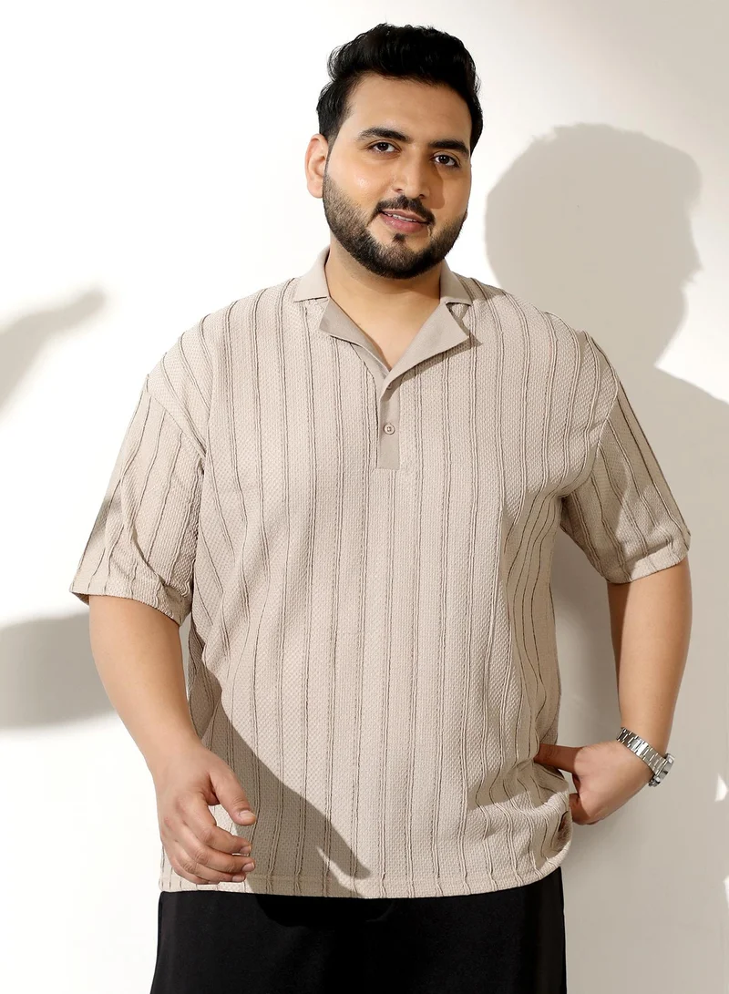 انستافاب بلس تيشيرت بولو رجالي بنسيج ويكر تاتشيل بياقة كوبانية وأكمام قصيرة عادية، بأزرار نصفية وحافة مستقيمة، من قماش جاكار محبوك سادة للاستخدام اليومي والكاجوال بلون بيج ملح.