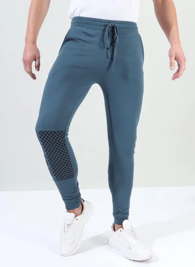 شركة المرآب الهندية Men Slim Fit Solid Mid-Rise Stretchable Knitted Jogger Trousers