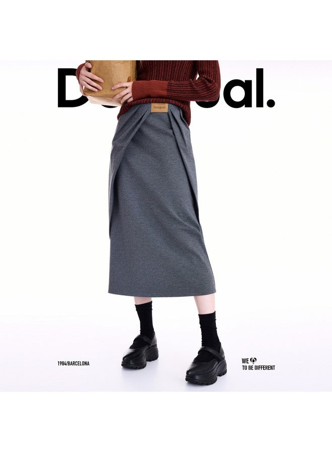 DESIGUAL مجموعة جديدة خريف/شتاء 2025 تنورة مطوية متعددة الطبقات مزينة بشارة جلدية غير متساوية مرنة - Image 4
