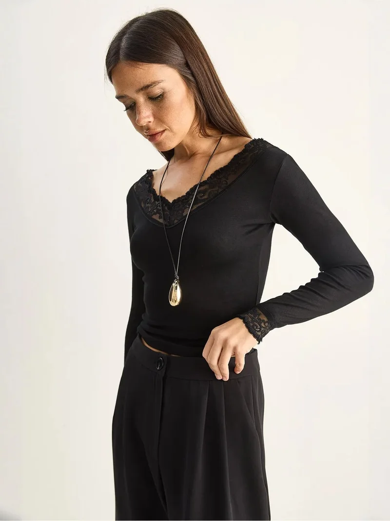 Bianco Lucci LUCCI Lace V-neck Long-sleeve Blouse