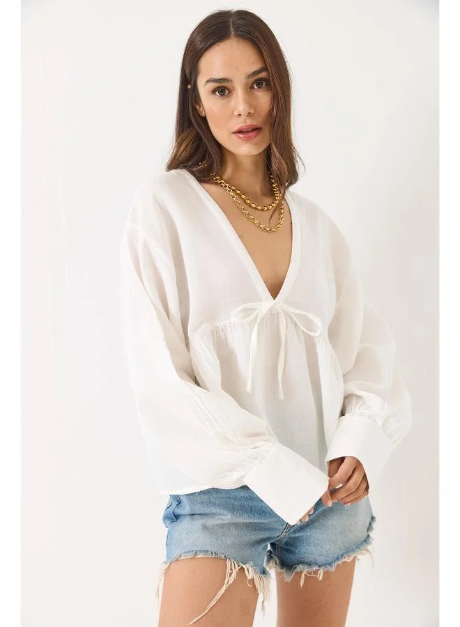 جينجر بلوزة بياقة على شكل حرف  وتفاصيل فيونكة