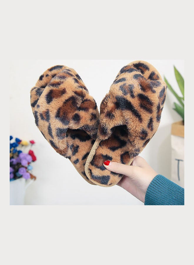 شبشب دافئ وناعم ومنفوش بتصميم جلد الفهد للنساء مناسب لغرفة النوم بني/ أسود - Image 2