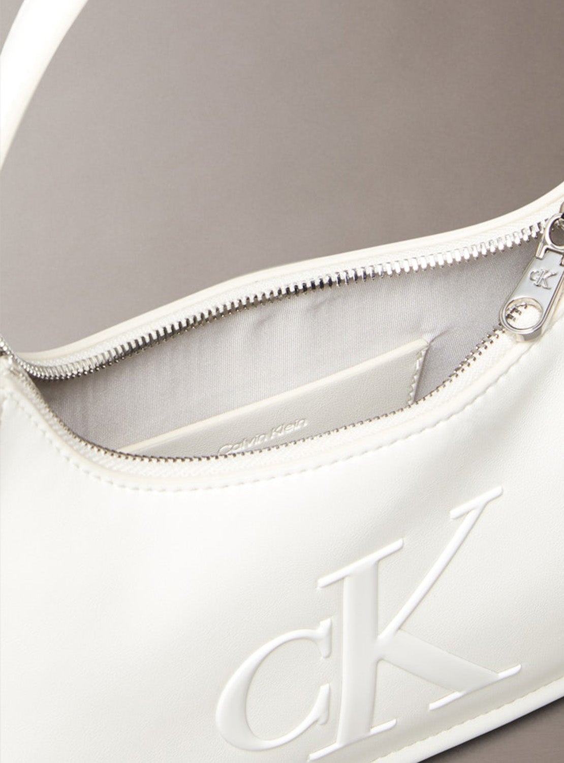 حقيبة كتف صغيرة