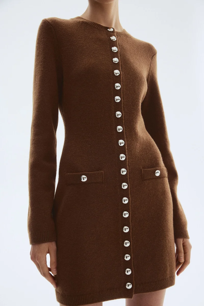 اتش اند ام فستان محبوك بأزرار أمامية