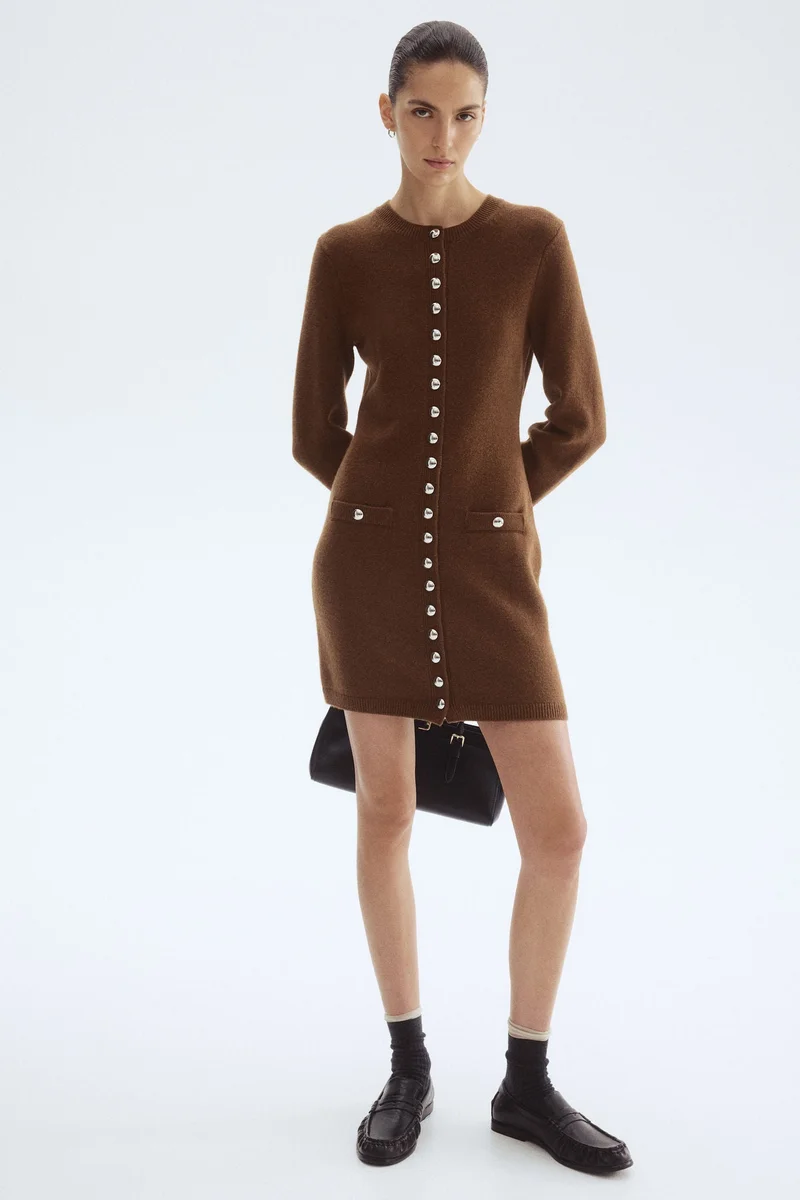 اتش اند ام فستان محبوك بأزرار أمامية