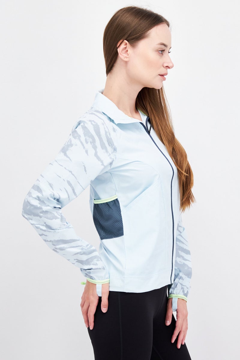 PUMA جاكيت واقي من الرياح للنساء، لون أزرق فاتح - Image 2