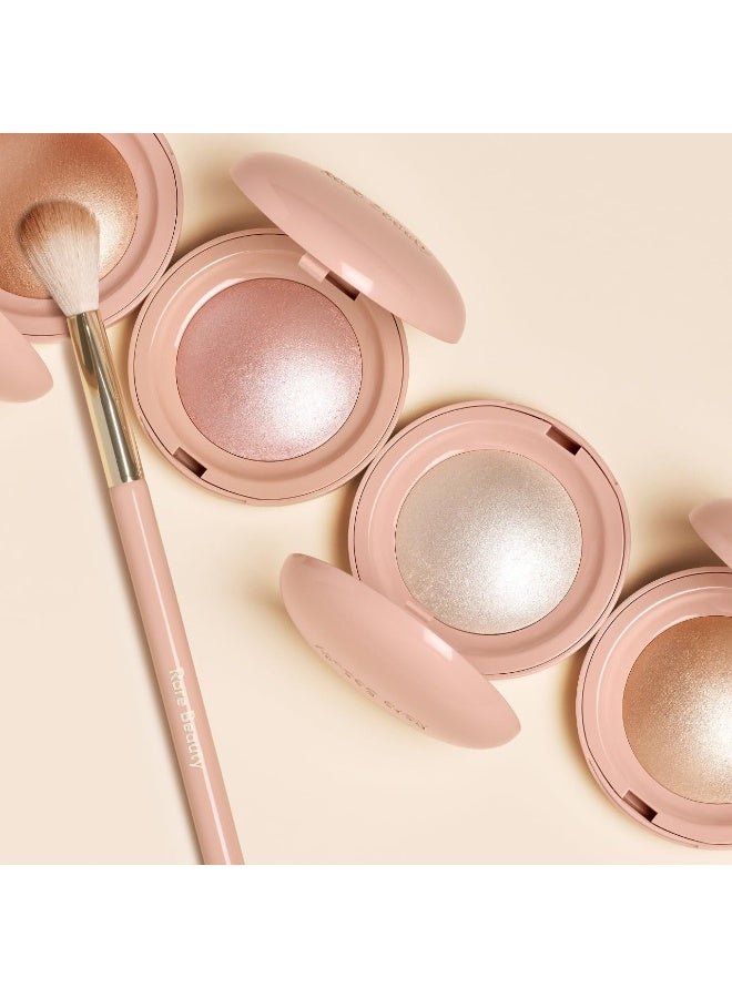 رير بيوتي هايلايتر رير بيوتي Positive Light Silky Touch – درجة Enlighten 2.8 جم | لون شامبانيا بارد، إضاءة ناعمة وثبات طويل - Image 2
