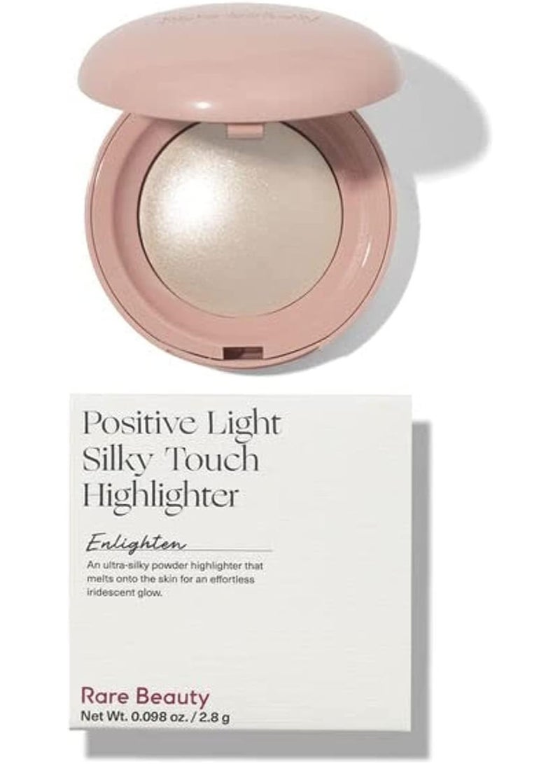 رير بيوتي هايلايتر رير بيوتي Positive Light Silky Touch – درجة Enlighten 2.8 جم | لون شامبانيا بارد، إضاءة ناعمة وثبات طويل - Image 1