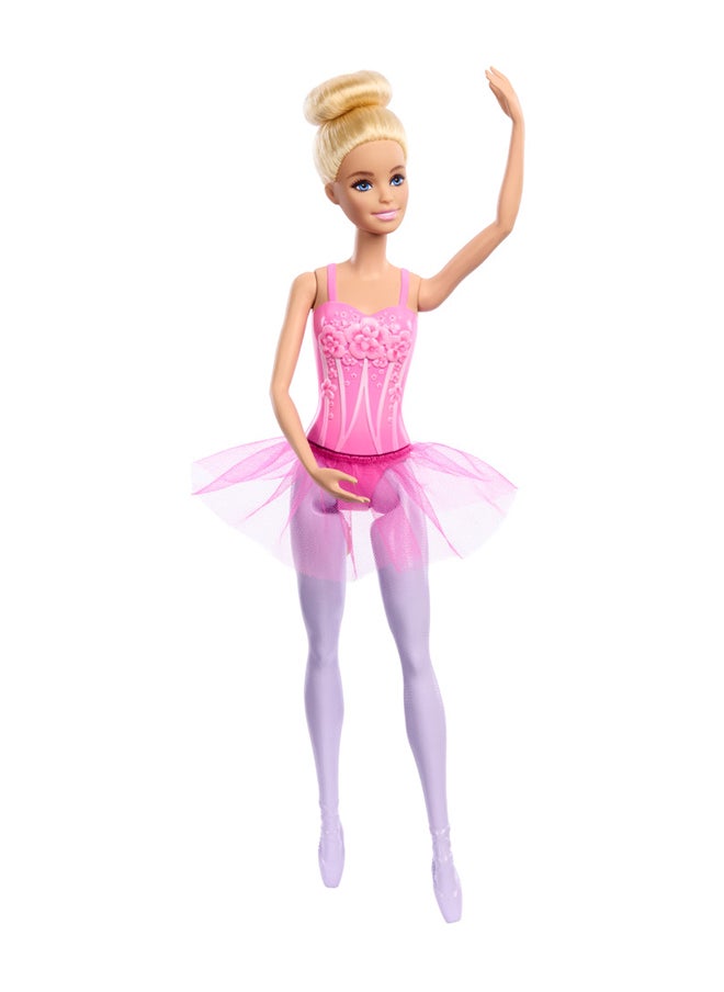 Barbie - دمية باليرينا، دمية أزياء شقراء ترتدي تنورة توتو بنفسجية قابلة للإزالة، متخذة وضعية رقص الباليه بأذرع باليه وأحذية مخصصة للأصابع - Image 1