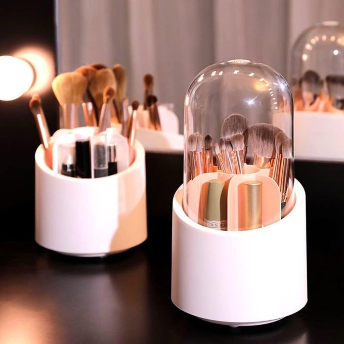 MAKEUP BRUSHES HOLDER WITH DUSTPROOF LID 360 ROTATING MAKEUP BRUSHES ORGANIZER 7 COMPARTMENT CLEAR COSMETIC DISPLAY CASE FOR BEDROOM DRESSING TABLE BATHROOM CABINET COUNTERTOP