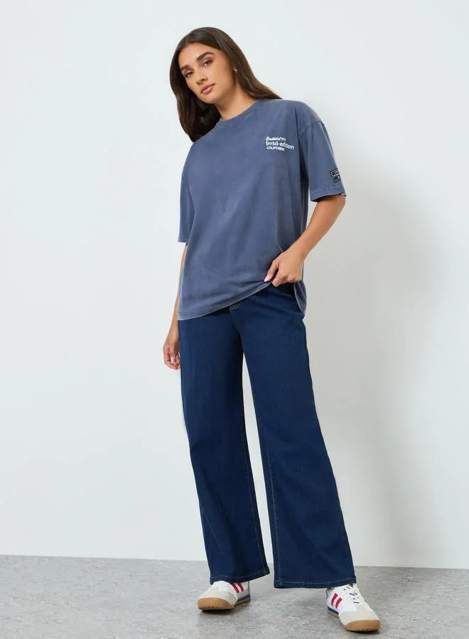 ستايلي تيشيرت نسائي فضفاض بتأثير غسيل حمضي وشعار