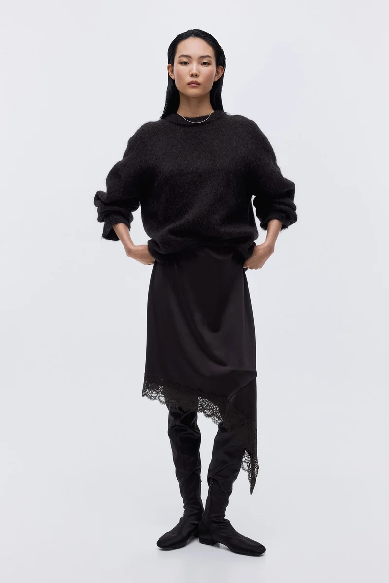 اتش اند ام تنورة غير متماثلة بحافة من الدانتيل