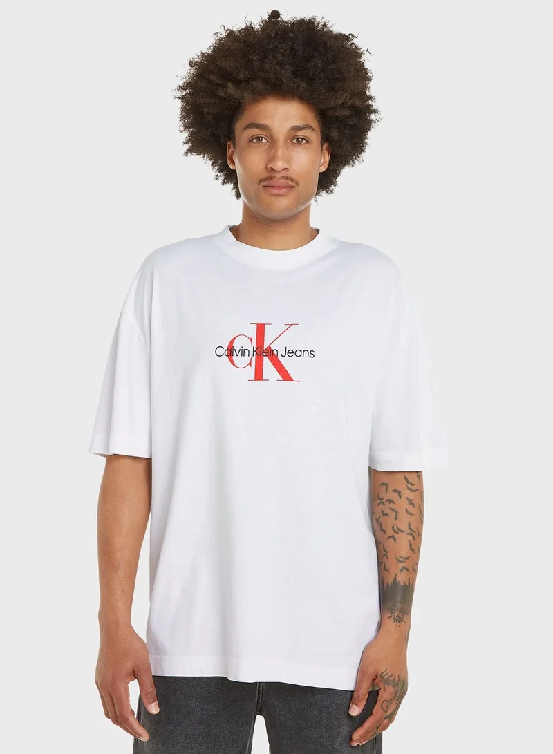 كالفن كلاين جينز تيشيرت بياقة دائرية مزين بشعار العلامة التجارية