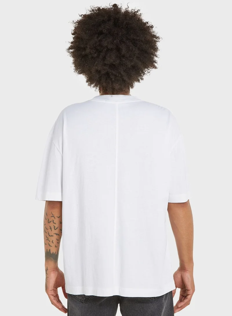 كالفن كلاين جينز تيشيرت بياقة دائرية مزين بشعار العلامة التجارية