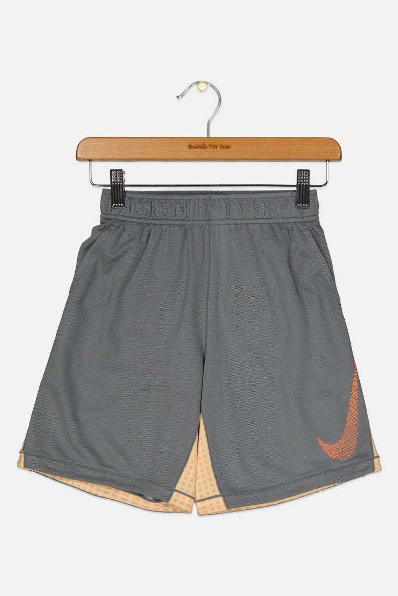 Nike شورت تدريب للأطفال الأولاد بشعار العلامة التجارية، مجموعة رمادية - Image 1