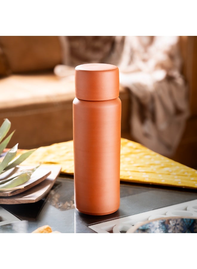 ارك زجاجة ماء من التيراكوتا من ARK ستوديو بسعة 1 لتر مع غطاء على شكل كوب | زجاجة طينية فاخرة مصنوعة يدويًا بلمسة نهائية ناعمة | تصميم فخاري فاخر وبسيط للمنزل والمكتب والهدايا - Image 1