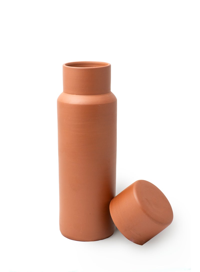 ارك زجاجة ماء من التيراكوتا من ARK ستوديو بسعة 1 لتر مع غطاء على شكل كوب | زجاجة طينية فاخرة مصنوعة يدويًا بلمسة نهائية ناعمة | تصميم فخاري فاخر وبسيط للمنزل والمكتب والهدايا - Image 2