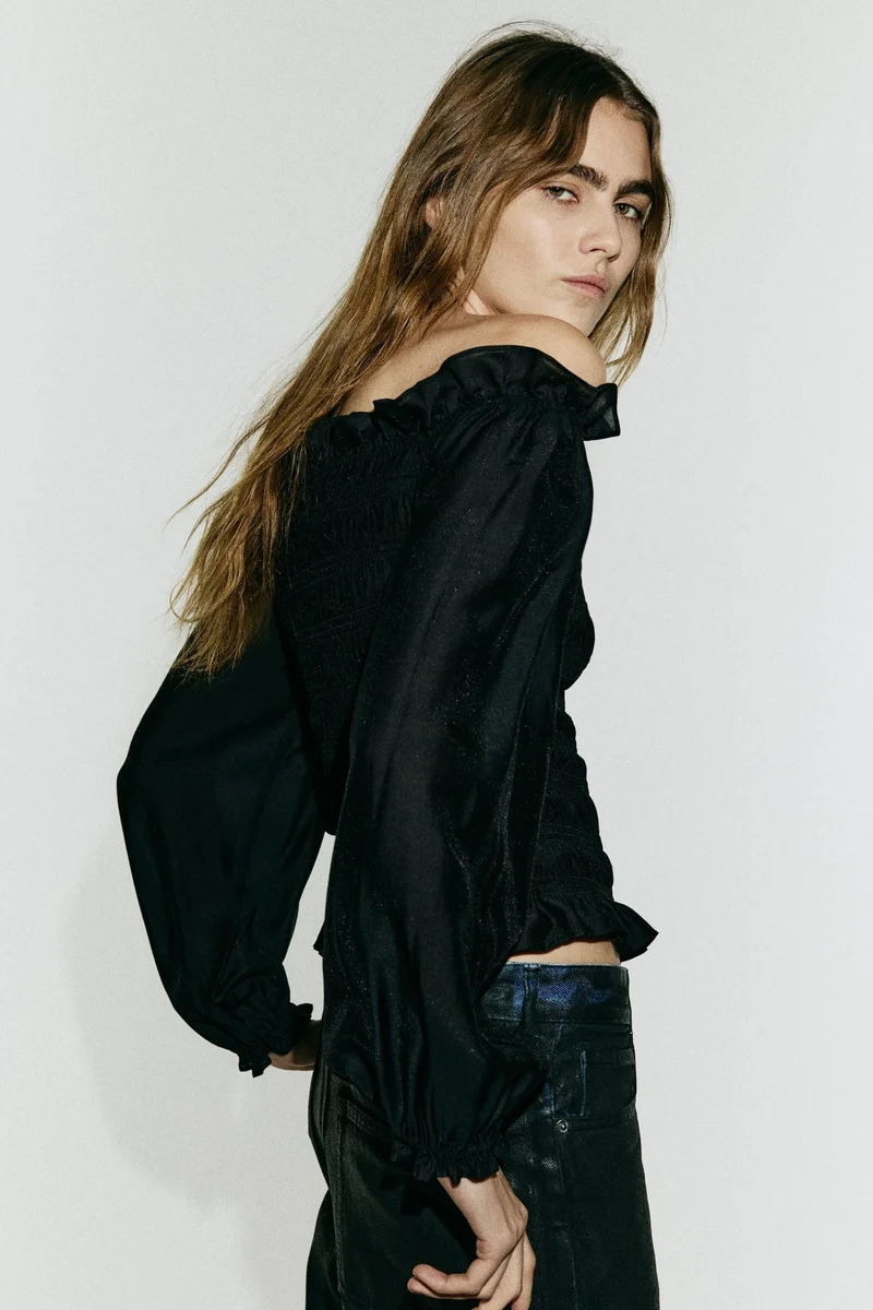 اتش اند ام بلوزة مكشكشه بأكتاف مكشوفة