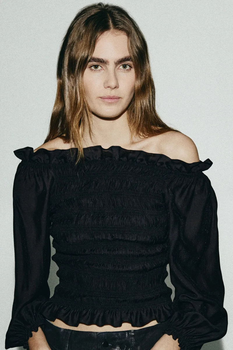 اتش اند ام بلوزة مكشكشه بأكتاف مكشوفة