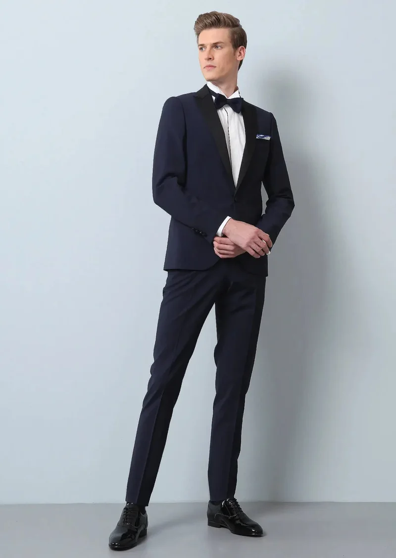 رامسي بدلة توكسيدو من ساكس، بتصميم أنيق وقصة ضيقة وياقة مزدوجة الصدر