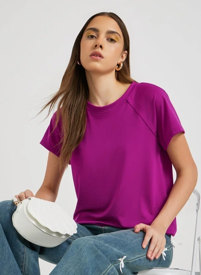 تايك تو تيشيرت بياقة دائرية وتفاصيل خياطة بارزة