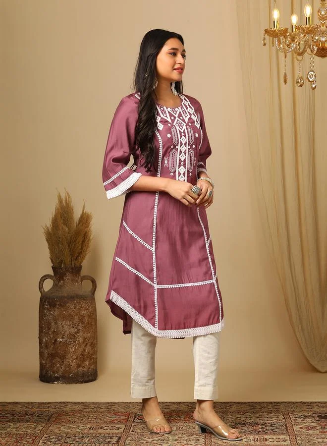 جلو باص كورتا بتفاصيل مُطرزة ودانتيل