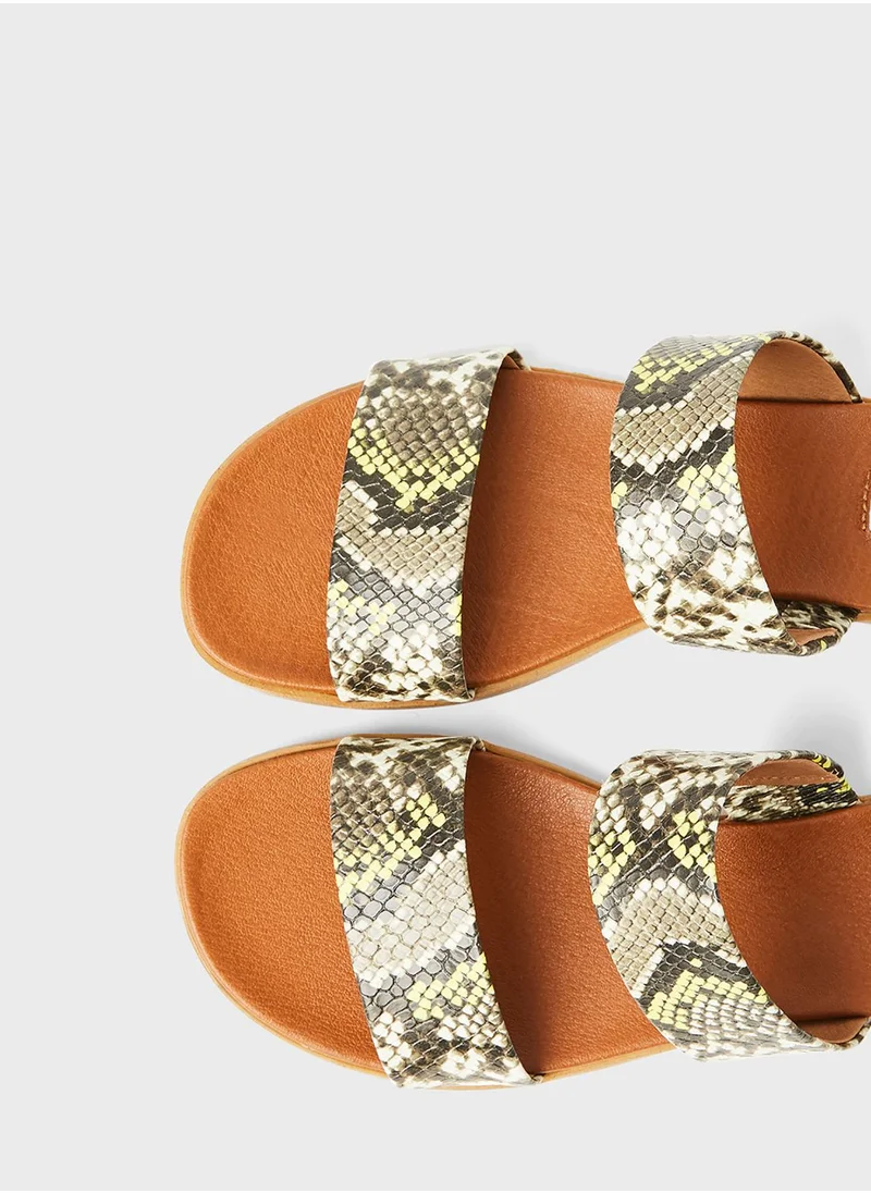 STEVE MADDEN Snake Pattern Flat Sandals