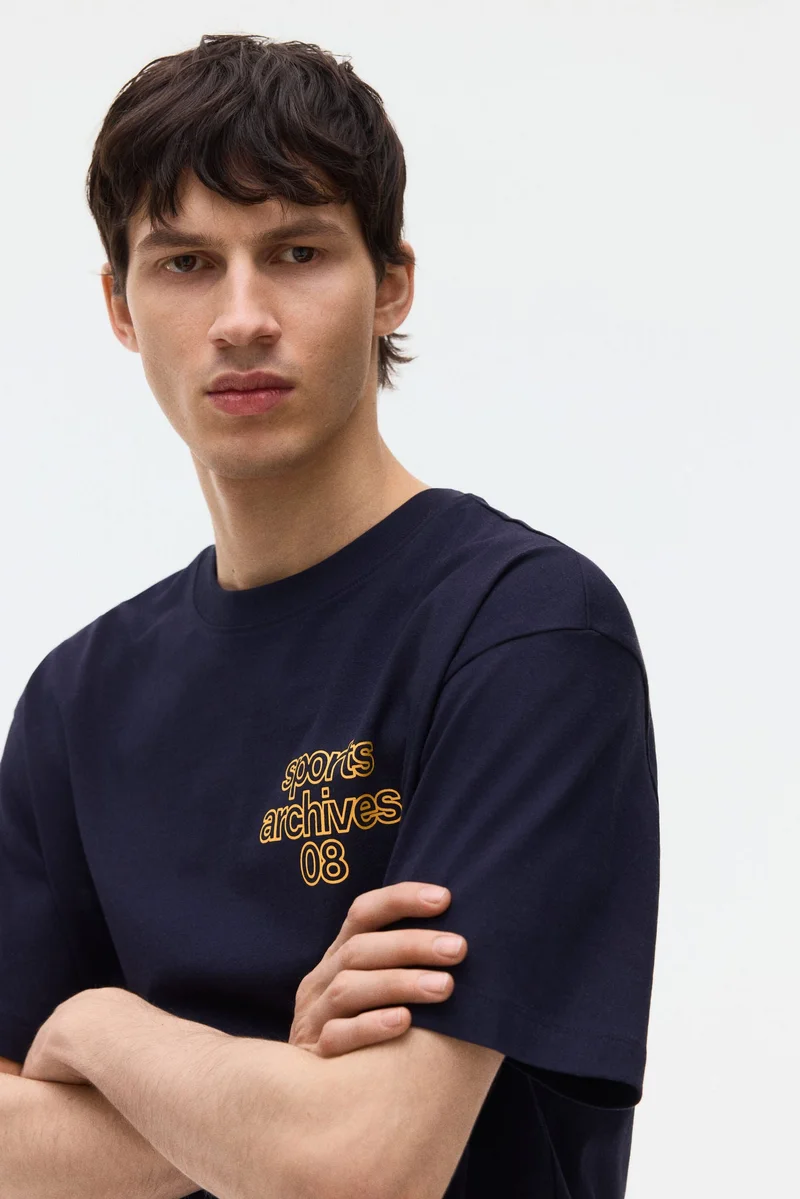 اتش اند ام تي-شيرت مطبوع بتصميم فضفاض