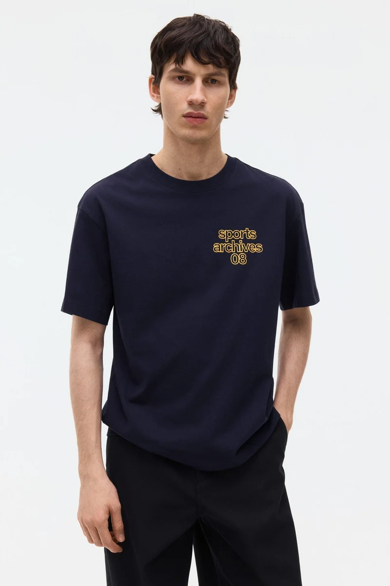 اتش اند ام تي-شيرت مطبوع بتصميم فضفاض