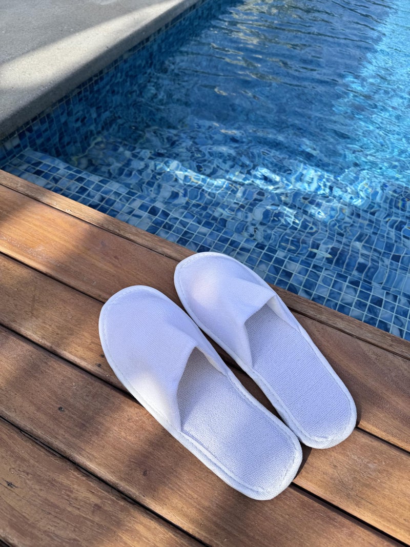 Slippers (5 pairs) White Fabric - One Size - Disposable (Hotel, Spa, Gym, Home for Guests) Unisex - Image 1