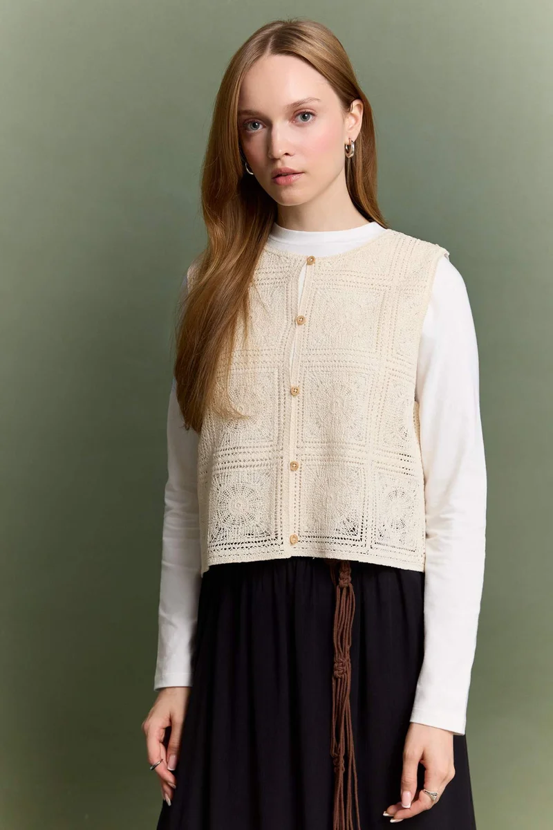 ديفاكتو Boxy Fit Crew Neck Lace Vest