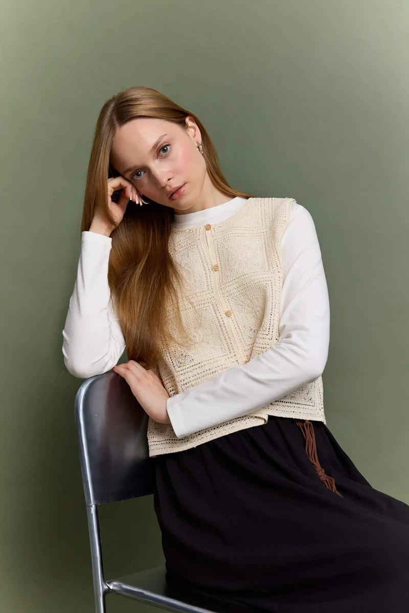 ديفاكتو Boxy Fit Crew Neck Lace Vest