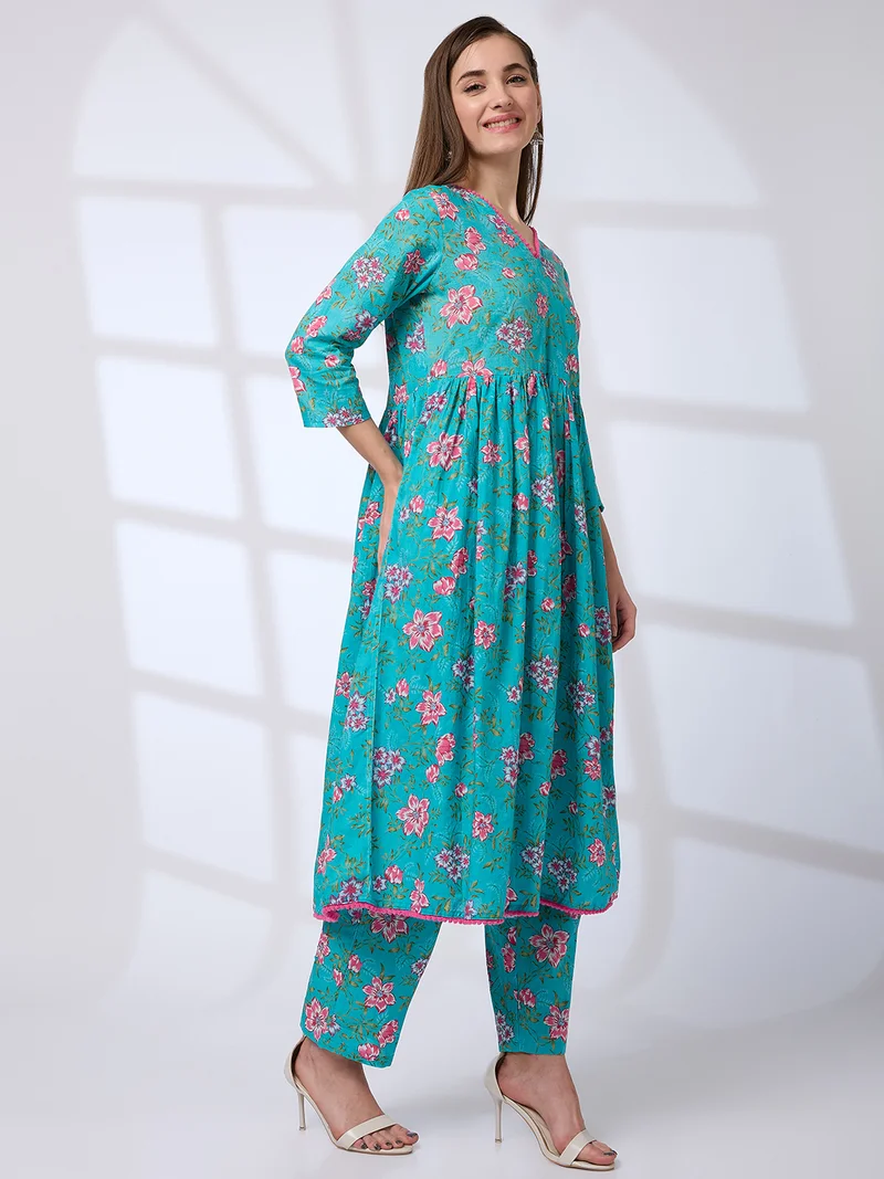 جلو باص طقم كورتا نسائي مزين بالدانتيل والكرات مع بنطلون بطبعة زهور وفتحة رقبة على شكل  وطيات وخط  مناسب للعمل