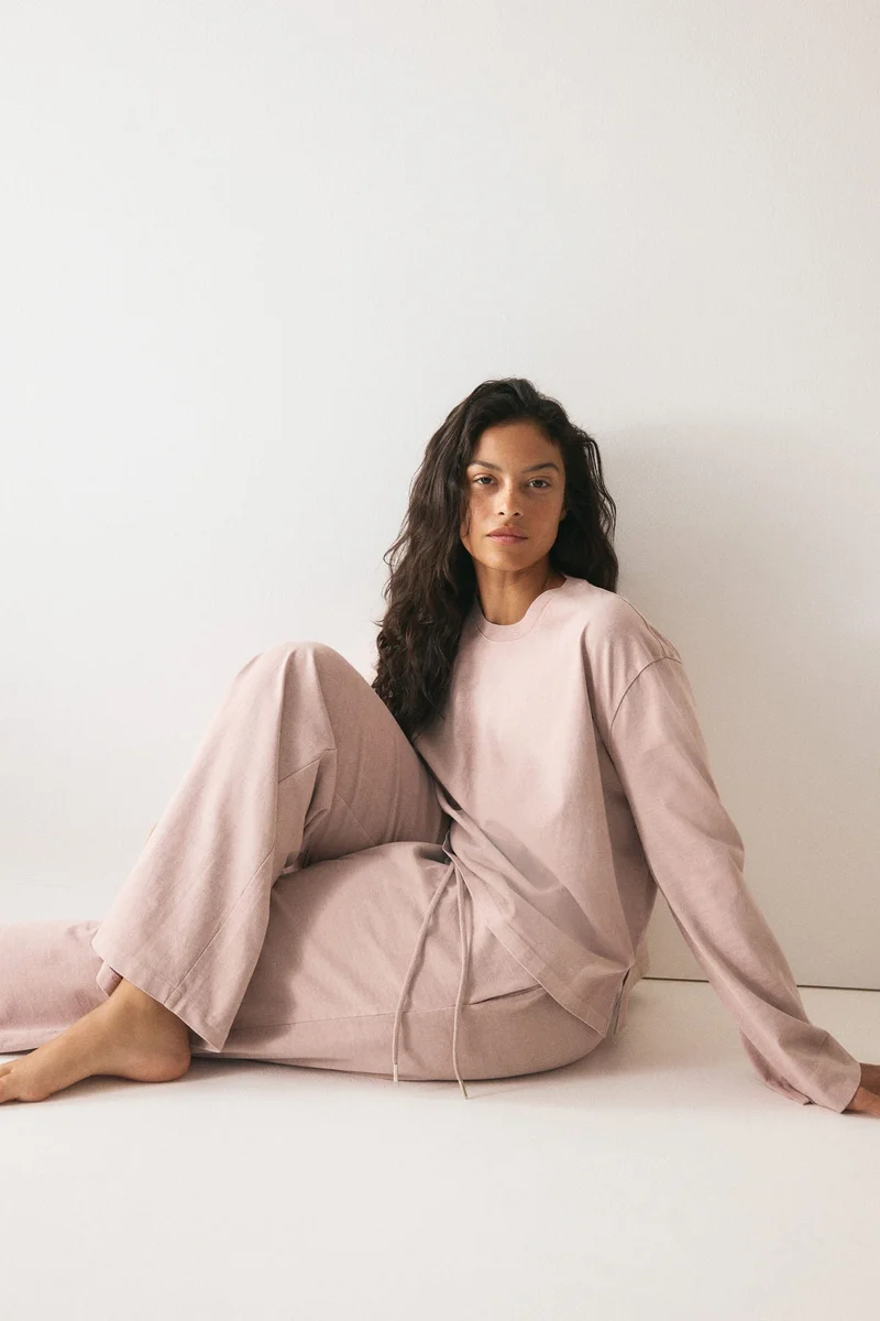 اتش اند ام بنطلون قطني بمظهر مكحوت