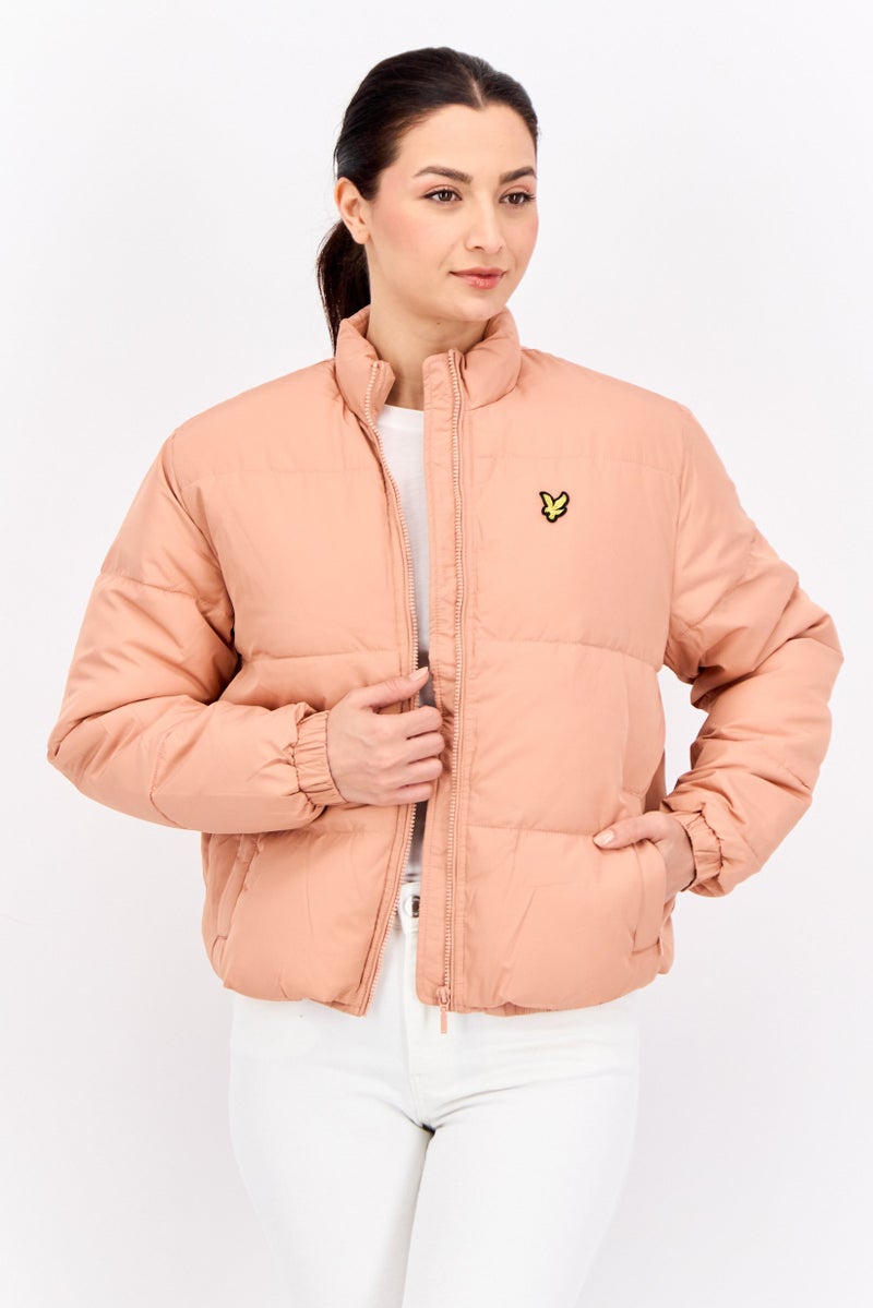 Lyle & Scott جاكيت بافر بشعار العلامة التجارية للنساء، خوخي داكن - Image 1