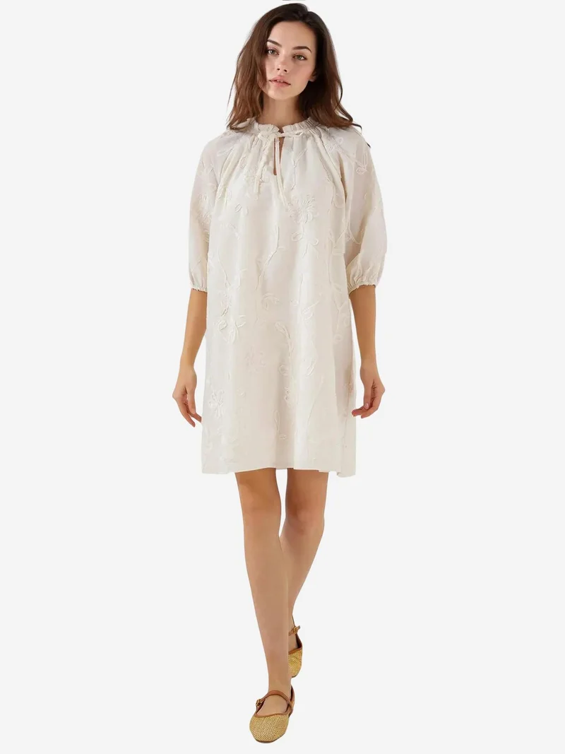 بيغ دارت فستان قصير مطرز بالدانتيل مع رباط