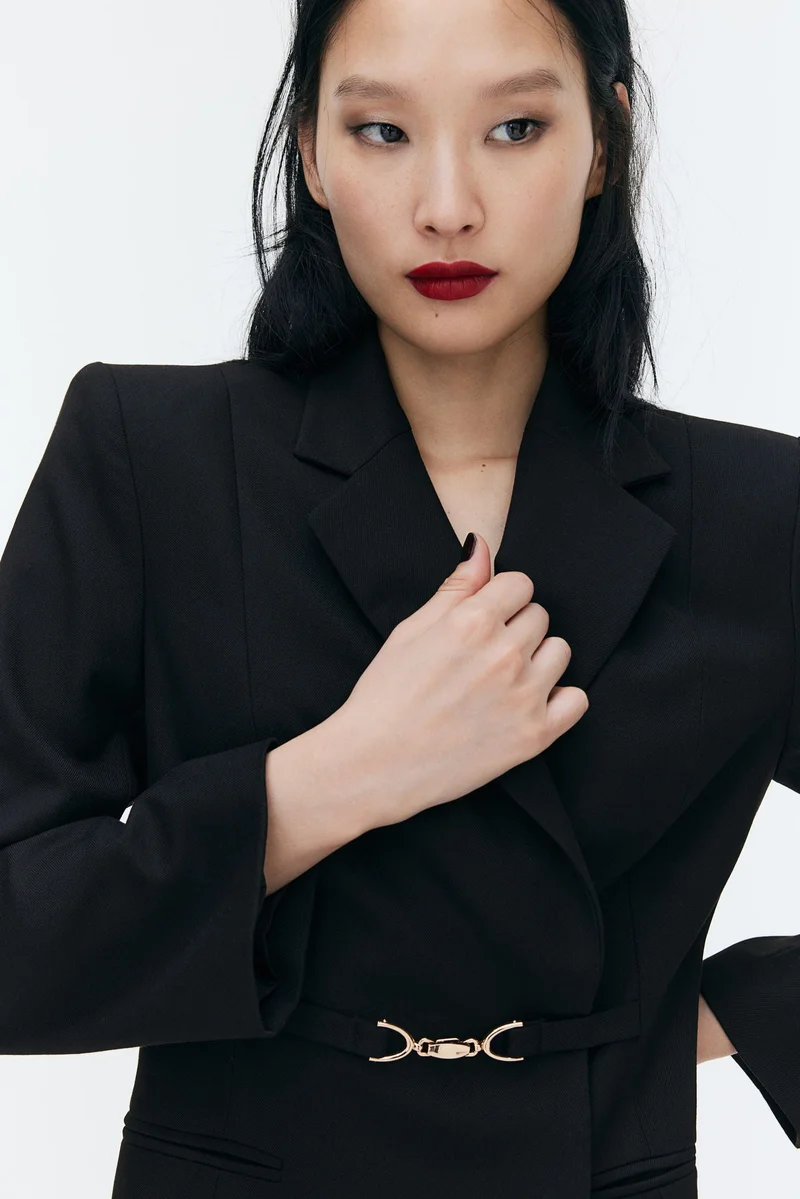 اتش اند ام فستان بتصميم بليزر من التويل