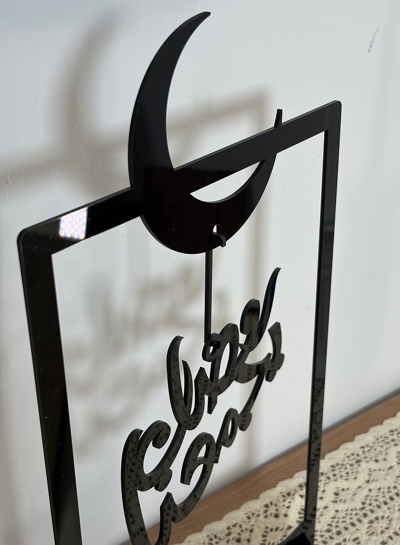 لوحة ستاند ديكور من الأكريليك يحمل عبارة رمضان يجمعنا معلقة داخل الهلال - Image 2