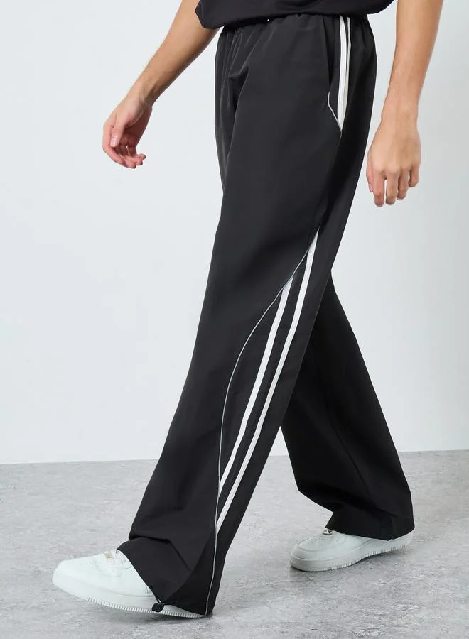 ستايلي بنطال جوغر بتفاصيل خياطة وخطوط جانبية