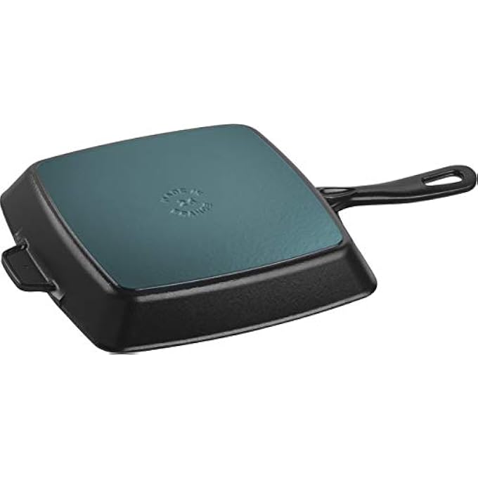 ستوب مقلاة شواء مربعة أمريكية مقاس 26 سم مصنوعة من الحديد الزهر الأسود ومينا أسود غير لامع وخطوط شواء عالية داخلية لجميع أنواع المواقد بما في ذلك الحث الحراري وآمنة للاستخدام في الفرن، صنع في فرنسا - Image 2