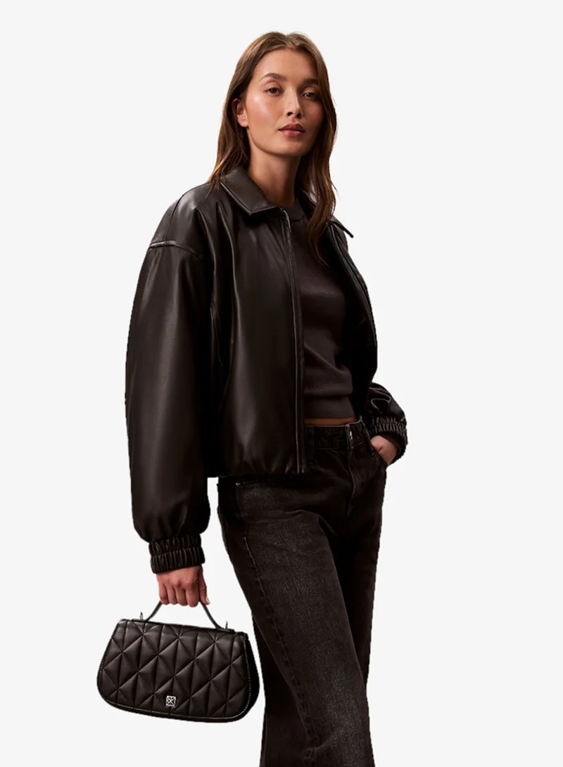 كالفن كلاين حقيبة كروس بودي بشعار مطرز وسلسلة