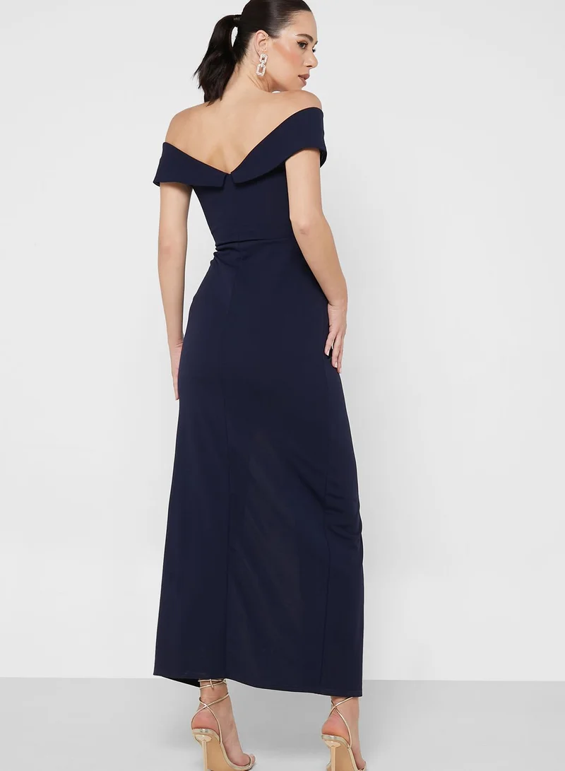 كويز فستان مزموم بفتحة أمامية وأكتاف مكشوفة