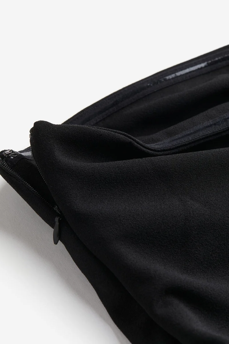 اتش اند ام بلوزة مكشوفة الأكتاف بتصميم منسدل