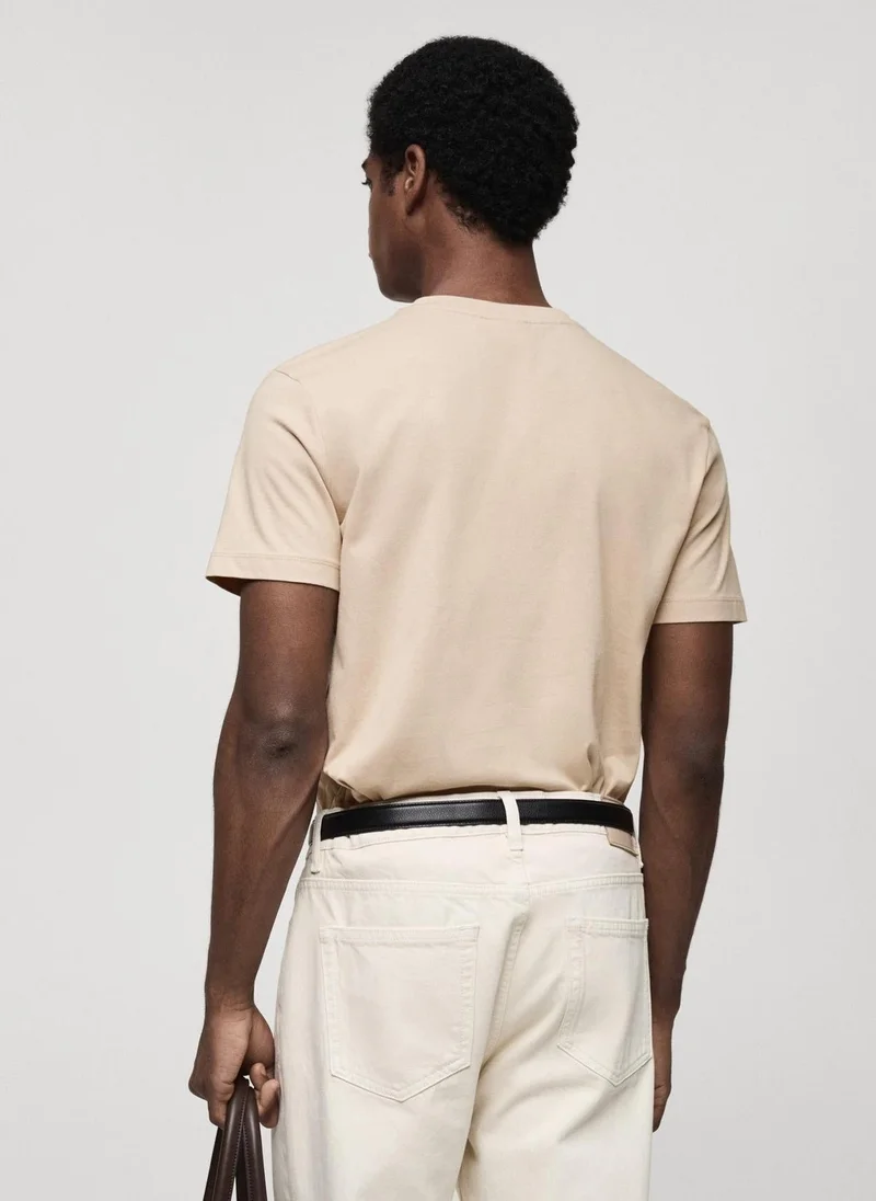 مانجو مان تي شيرت كاجوال بقصة ضيقة وياقة على شكل حرف