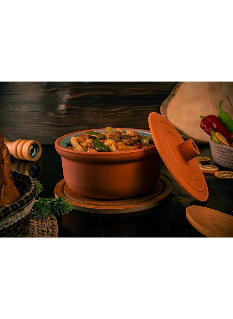 لوكسيول قدر طهي طيني من لوكس يول – صناعة يدوية تركية من طين طبيعي 100٪ – صديق للبيئة وآمن للفرن والميكروويف وغسالة الصحون – متوفر بألوان طبيعي، أزرق، بني، أسود، أخضر، تركواز – بأربعة مقاسات: طول 9 سم بقطر 20، طول 12 بقطر 24، طول 14 بقطر 27، طول 16 بقطر 31 سم – مثالي للطهي الصحي والمتوازن: حساء، يخنة، طاجن، أطباق جانبية ومقبلات – يحافظ على نكهة وحرارة الطعام – مقاوم للتشقق والصدمات – خالٍ من المواد الكيميائية و BPA – مادة طينية صحية، تدعم نمط الحياة المستدام – تصميم أنيق يناسب المطابخ العصرية أو التقليدية – هدية فاخرة لحفلات الزفاف أو دبيج المنزل أو لمحبي الطهي – ماركة لوكس يول مصنوعة بحرفية عالية وطابع تراثي تركي – قدر يتمتع بمتانة تدوم وجمال ألوان طبيعية - Image 3