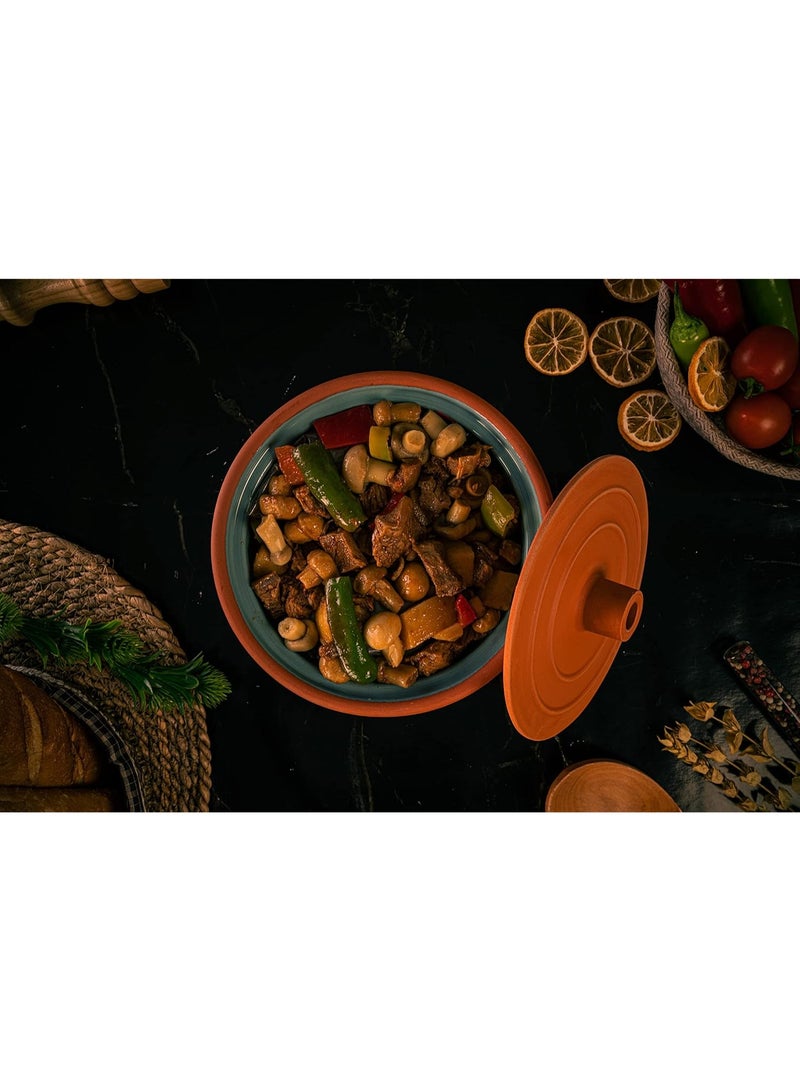 لوكسيول قدر طهي طيني من لوكس يول – صناعة يدوية تركية من طين طبيعي 100٪ – صديق للبيئة وآمن للفرن والميكروويف وغسالة الصحون – متوفر بألوان طبيعي، أزرق، بني، أسود، أخضر، تركواز – بأربعة مقاسات: طول 9 سم بقطر 20، طول 12 بقطر 24، طول 14 بقطر 27، طول 16 بقطر 31 سم – مثالي للطهي الصحي والمتوازن: حساء، يخنة، طاجن، أطباق جانبية ومقبلات – يحافظ على نكهة وحرارة الطعام – مقاوم للتشقق والصدمات – خالٍ من المواد الكيميائية و BPA – مادة طينية صحية، تدعم نمط الحياة المستدام – تصميم أنيق يناسب المطابخ العصرية أو التقليدية – هدية فاخرة لحفلات الزفاف أو دبيج المنزل أو لمحبي الطهي – ماركة لوكس يول مصنوعة بحرفية عالية وطابع تراثي تركي – قدر يتمتع بمتانة تدوم وجمال ألوان طبيعية - Image 2